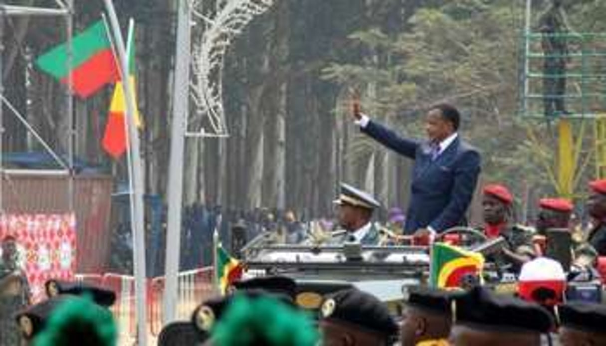 Denis Sassou Nguesso passe les troupes en revue le 15 août. © AFP
