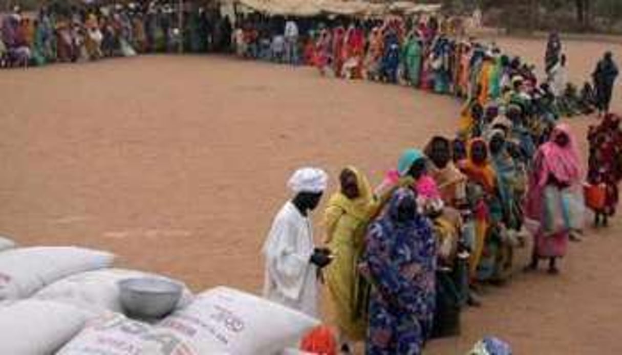 Des Soudanais attendent de recevoir de l’aide humanitaire, en 2009. © AFP