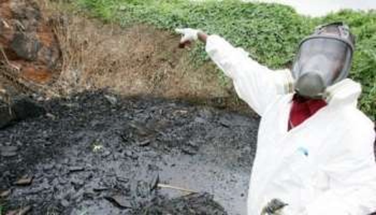 Un membre de la protection civile ivoirienne sur le site pollué d’Akouedo. © AFP