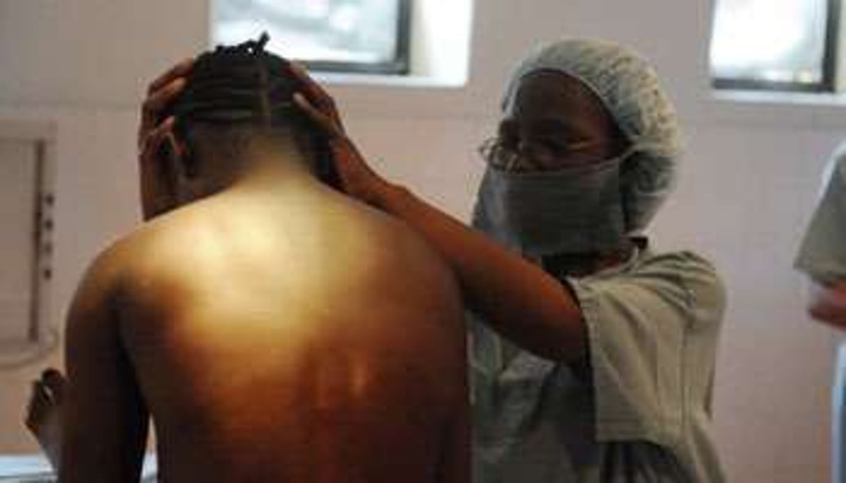 Une femme violée prise en charge par une infirmière, à Goma, en août 2009. © AFP