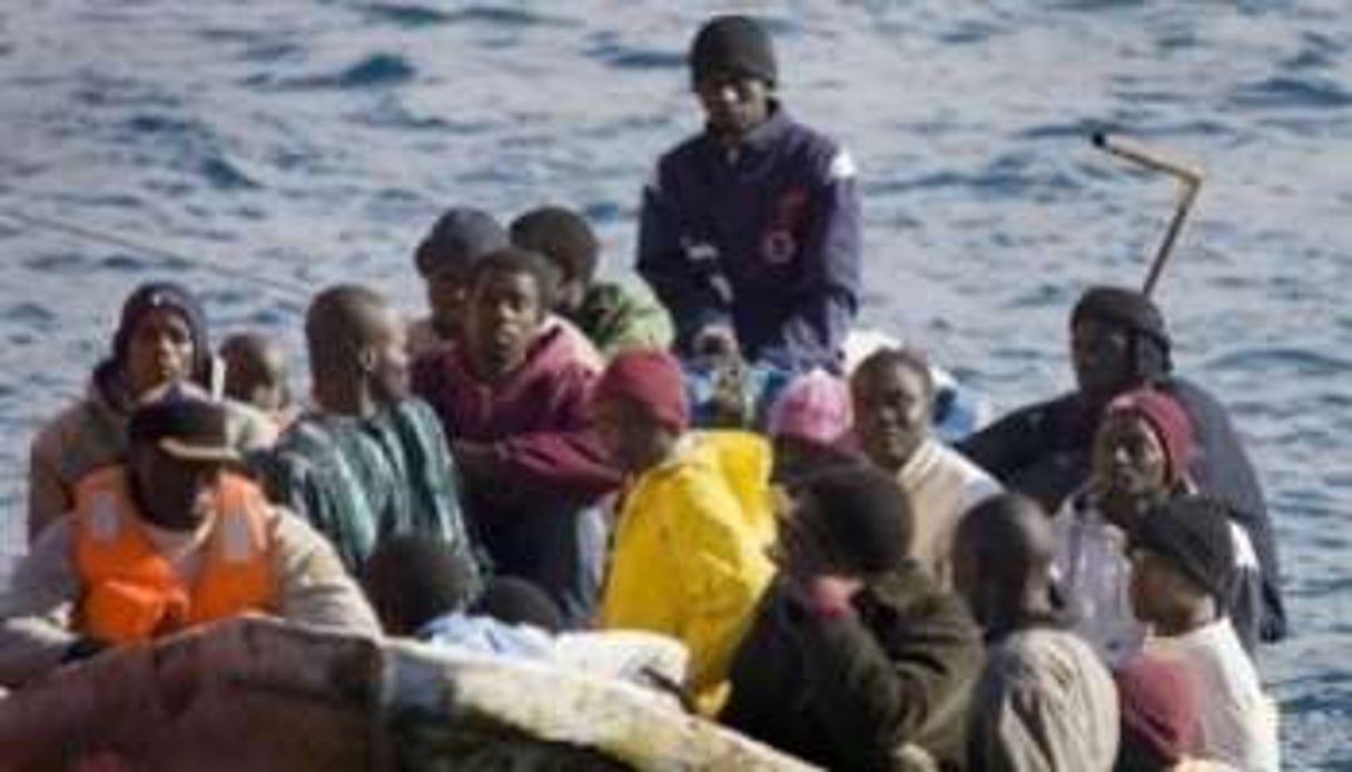 Des immigrants clandestins africains au large de Tenerife, en novembre 2007. © AFP