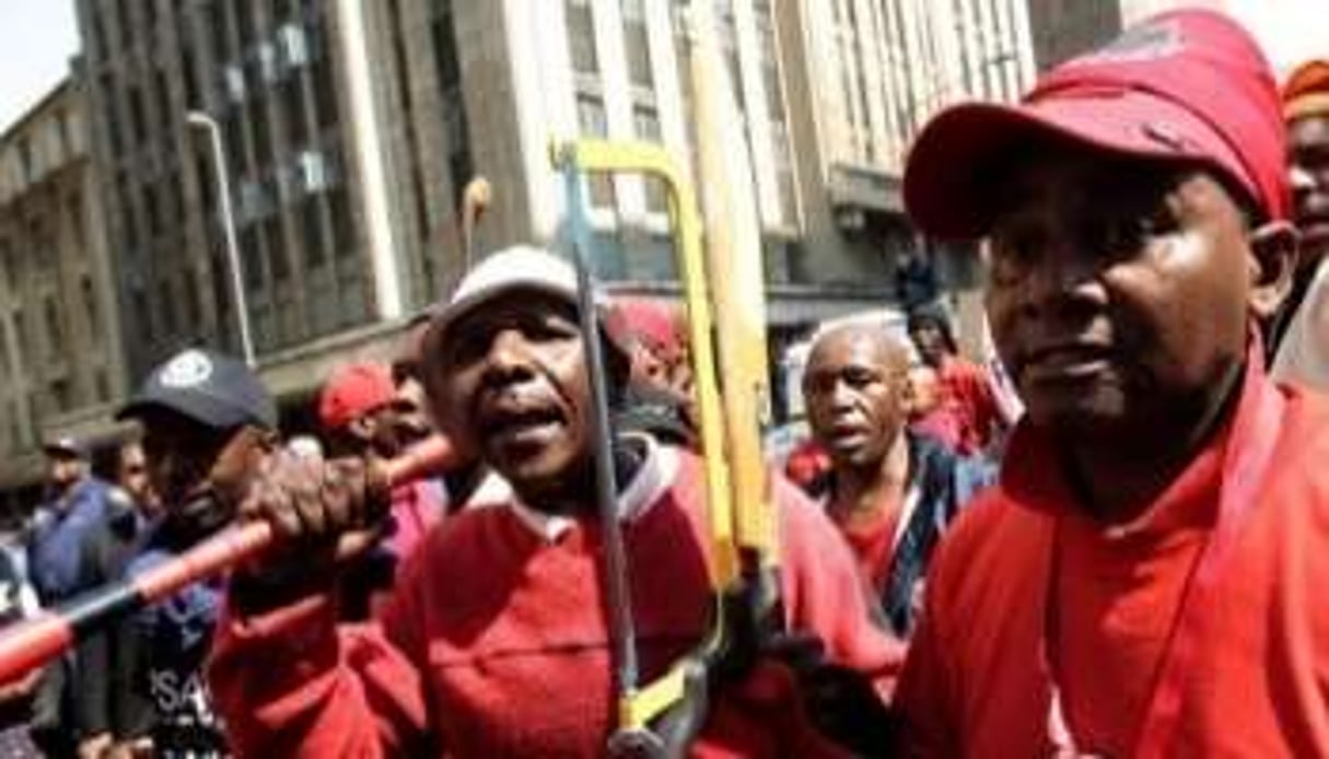 Manifestation d’employés des services publics sud-africains, le 26 août 2010 à Johannesburg. © AFP