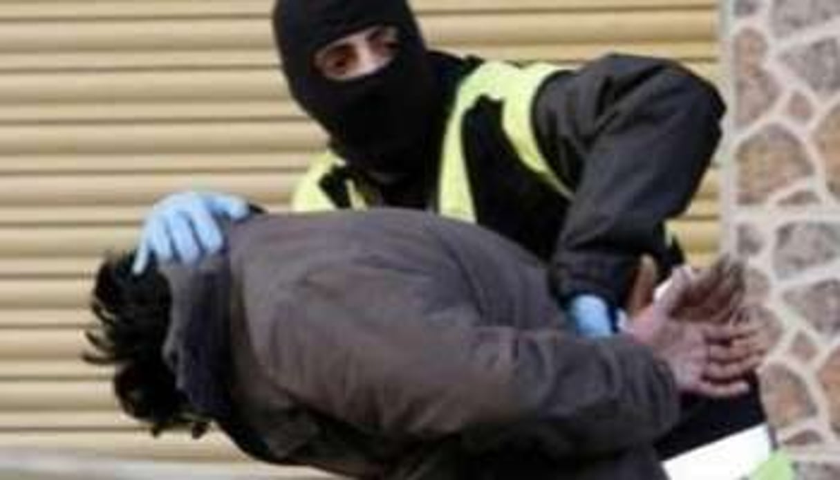 La police espagnole arrêtant un traficant de faux passeports, en février 2009. © AFP