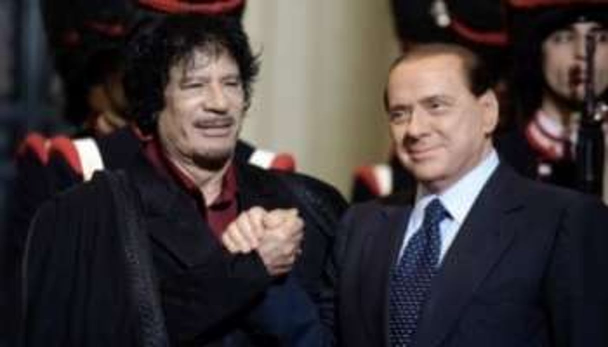 Mouammar Kaddafi (G) et Silvio Berlusconi, le 16 novembre 2009, à Rome. © AFP