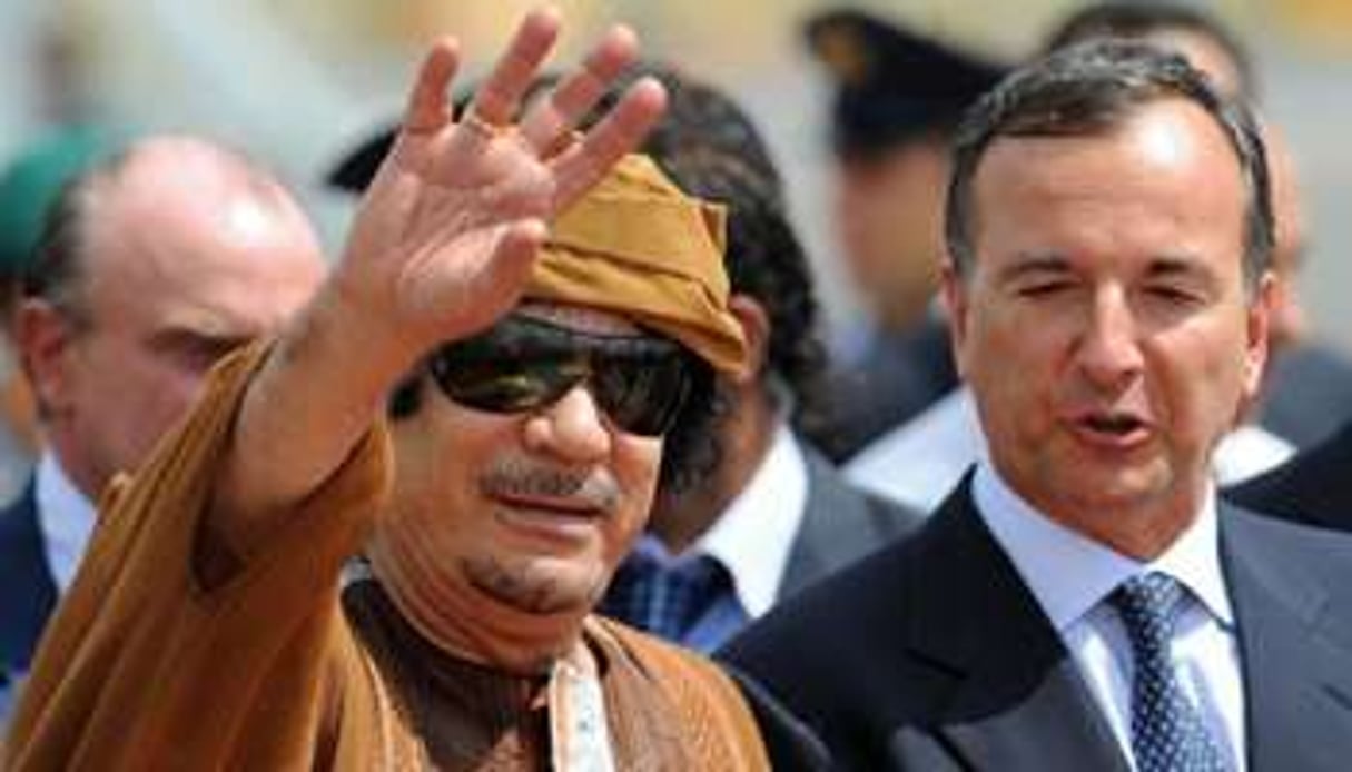 Mouammar Kaddafi et le ministre italien des Affaires étrangères, Franco Frattini le 29 août. © AFP