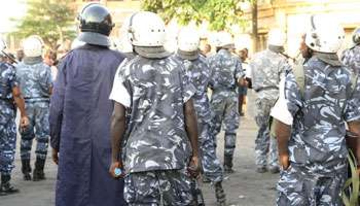 Forces de l’ordre encerclant les opposants du Frac, le 1er septembre à Lomé. © Jean-Claude Abalo pour J.A.