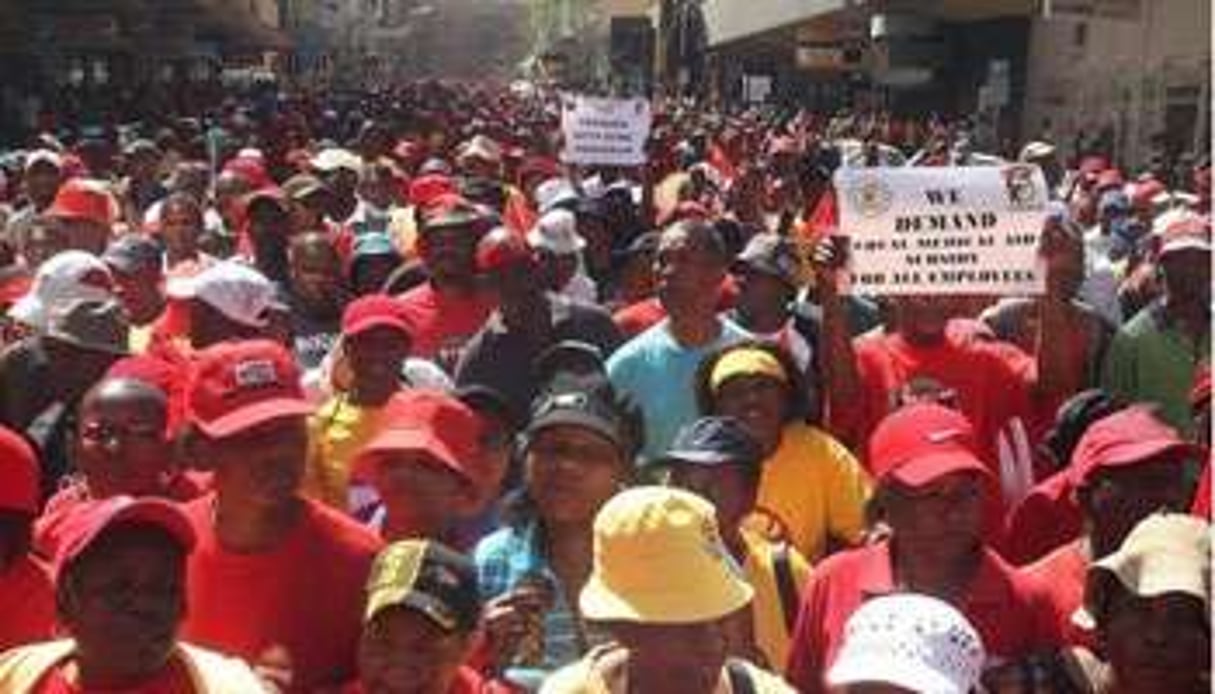 Des fonctionnaires sud-africains en grève manifestent, le 2 septembre 2010, à Johannesburg. © AFP