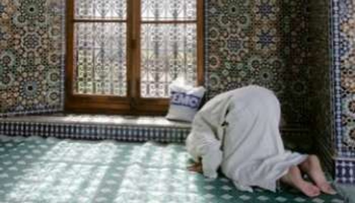 Un musulman en prière à la Grande Mosquée de Paris, le 3 septembre 2004. © AFP