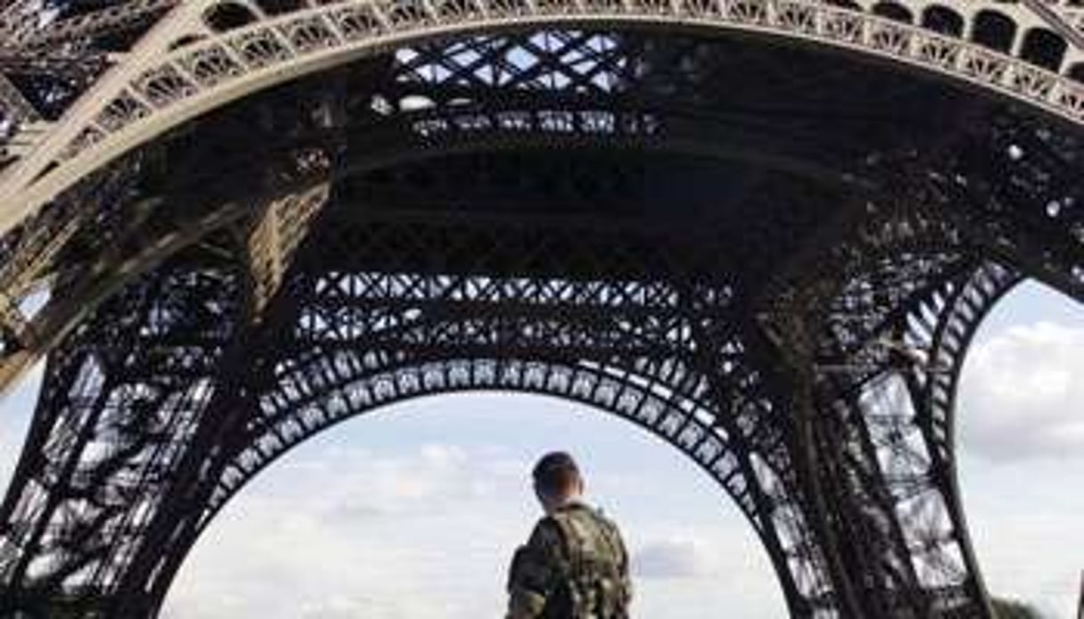 Patrouille d’un soldat au pied de la tour Eiffel, à Paris. © AFP