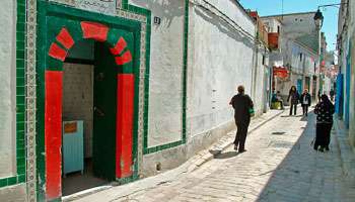 Entrée d’un hammam dans la rue la plus célèbre de la médina. © Nicolas Fauqué/Imagesdetunisie.com