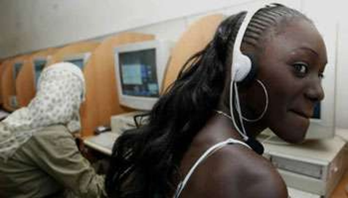 Internet et téléphone dans un cybercafé, le 5 octobre 2005 près de Dakar, au Sénégal. © AFP