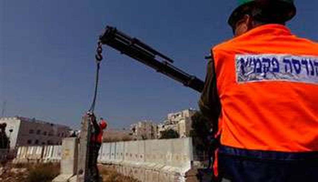 Démantèlement du mur de sécurité, autour de la colonie de Gilo, à Jérusalem-Est. © Reuters