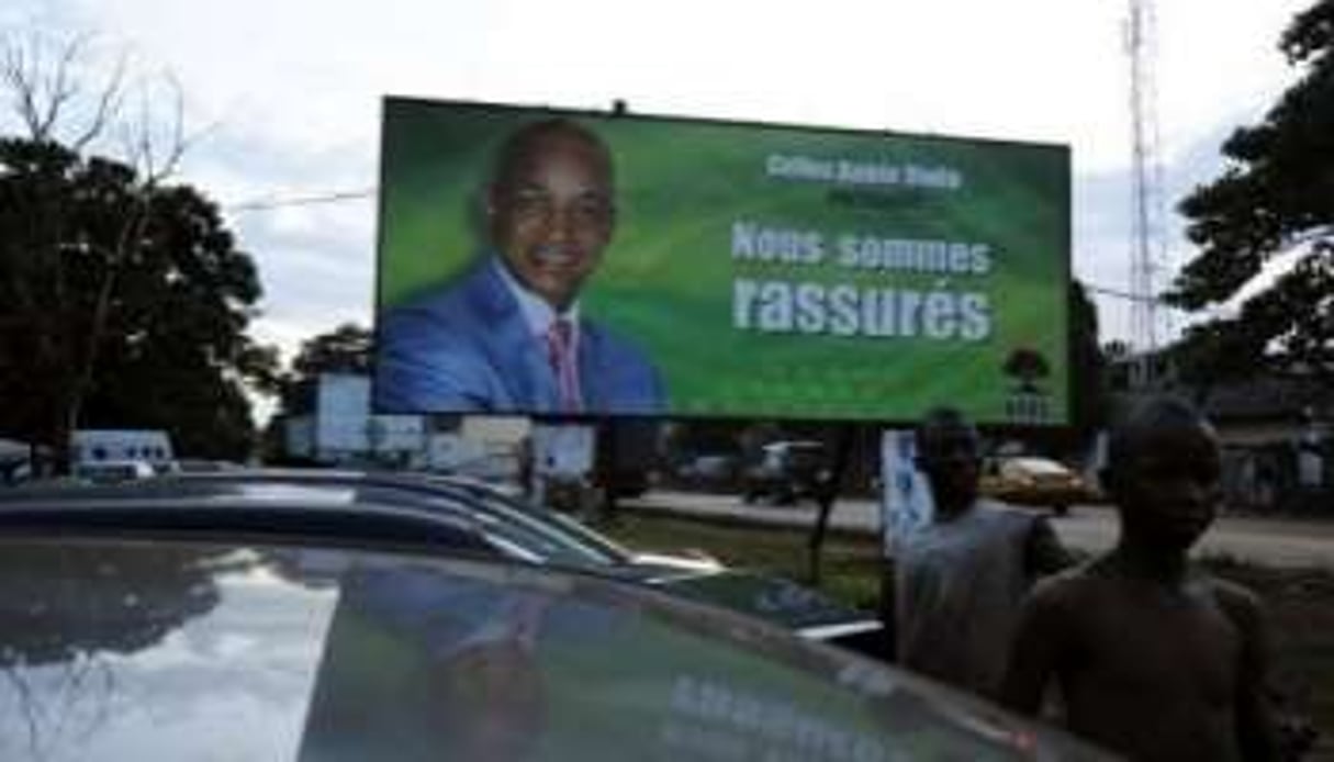 Affiche de campagne de Cellou Dalein Diallo, candidat qui proteste contre le report du second tour. © AFP