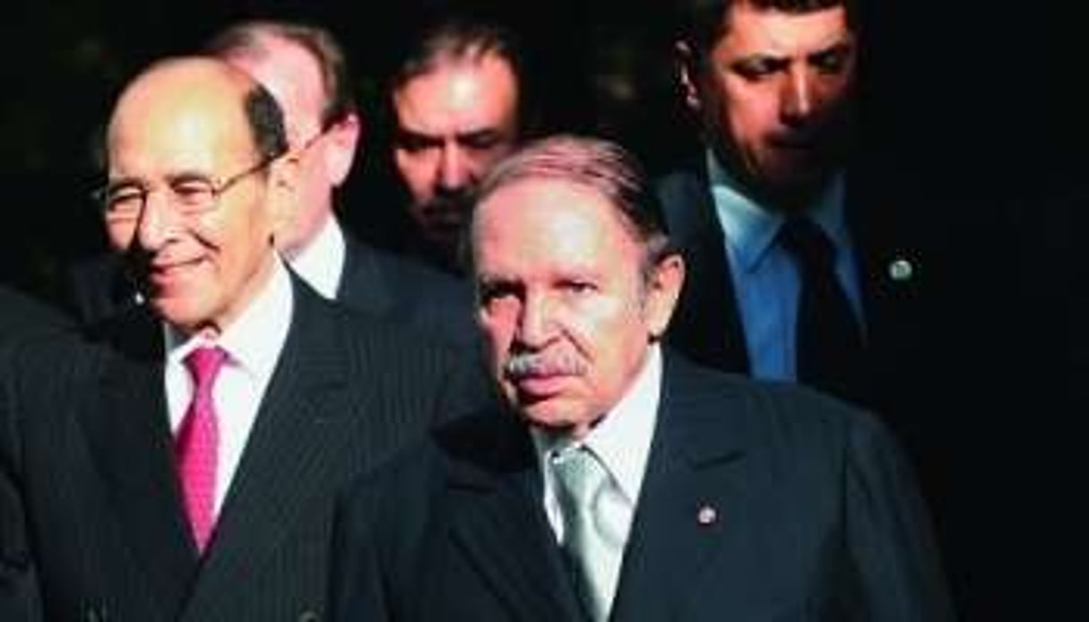 A. Bouteflika avec N.Y. Zerhouni (à g.), son vice-Premier ministre. © Fayez Nureldine/AFP