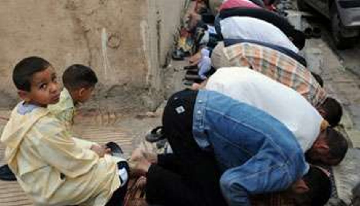 Des hommes prient devant une mosquée à Alger, pendant le ramadan en octobre 2008. © AFP