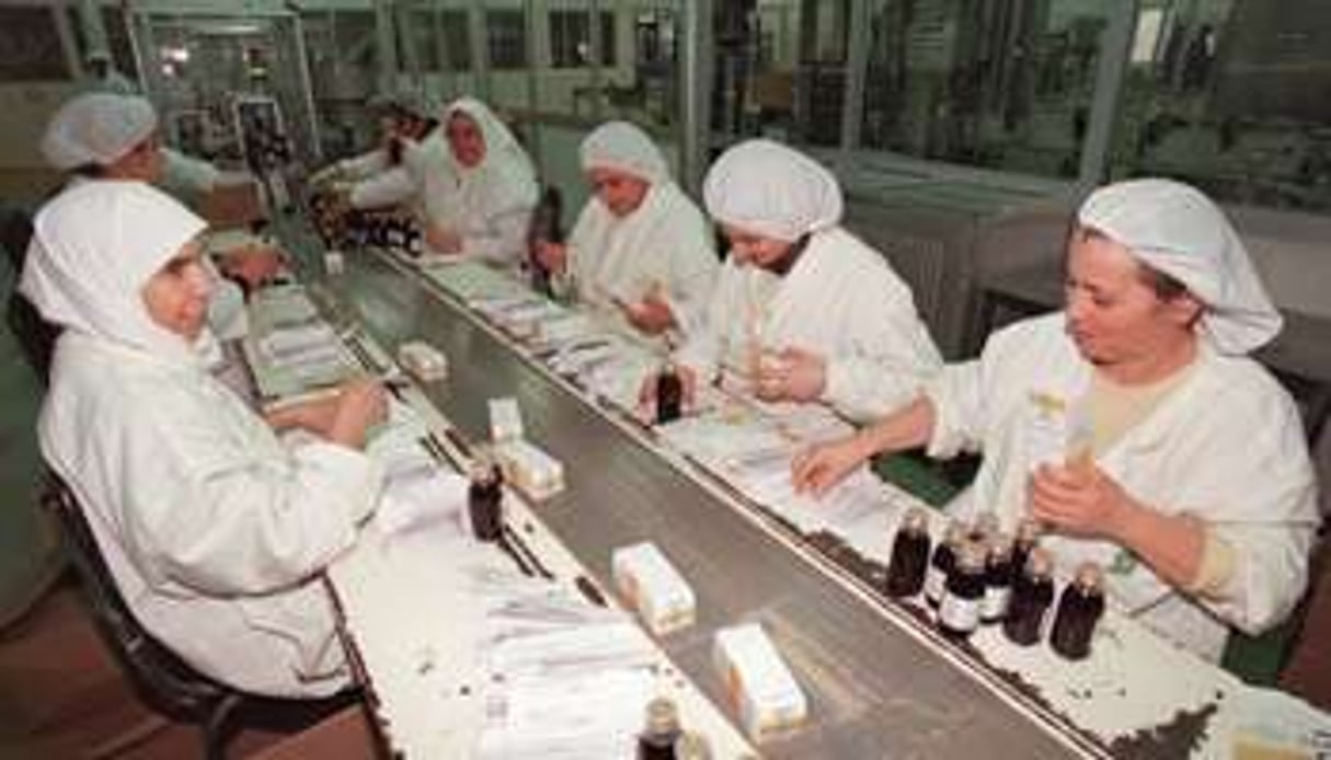Des ouvrières dans l’usine pharmaceutique Saïdal Dar El Beida à Alger, en février 2000. © AFP