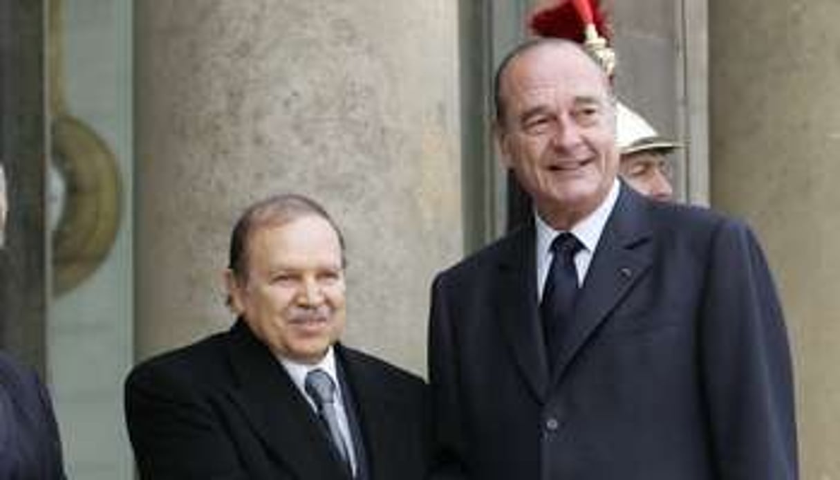 Jacques Chirac et Abdelaziz Bouteflika, en avril 2005 sur le perron de l’Elysée. © Kovarik/AFP