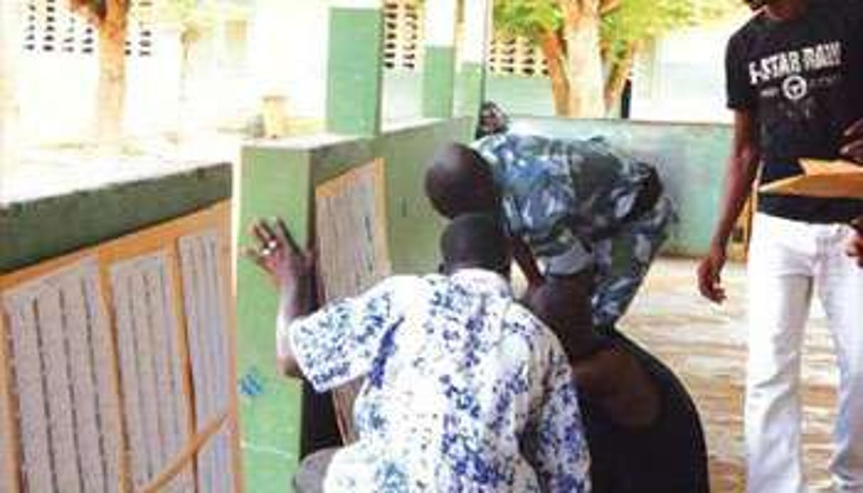 Des électeurs ivoiriens devant des listes électorales. © D.R.