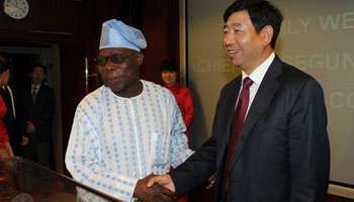 Un dirigeant de la CRCC avec l’ancien président nigérian Obasanjo. © www.ccrc.cn