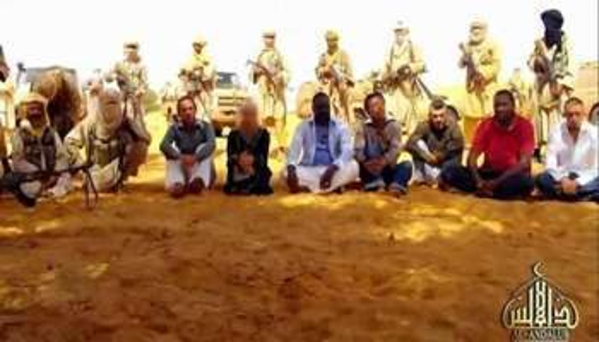 Image de la vidéo montrant les sept otages et leurs ravisseurs. © AFP