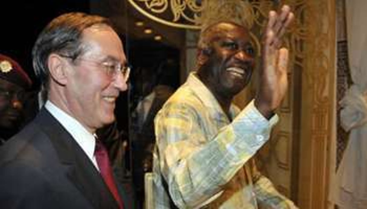 Le secrétaire général de l’Elysée Claude Guéant et Laurent Gbagbo, à Yamoussoukro. © AFP