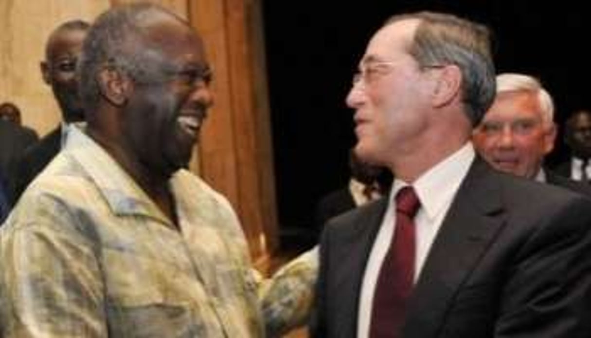 Claude Guéant (D) et Laurent Gbagbo à Yamoussoukro le 2 octobre 2010. © AFP