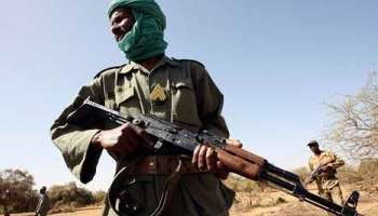 Un soldat malien en patrouille dans une zone où se trouvent des rebelles. © Reuters