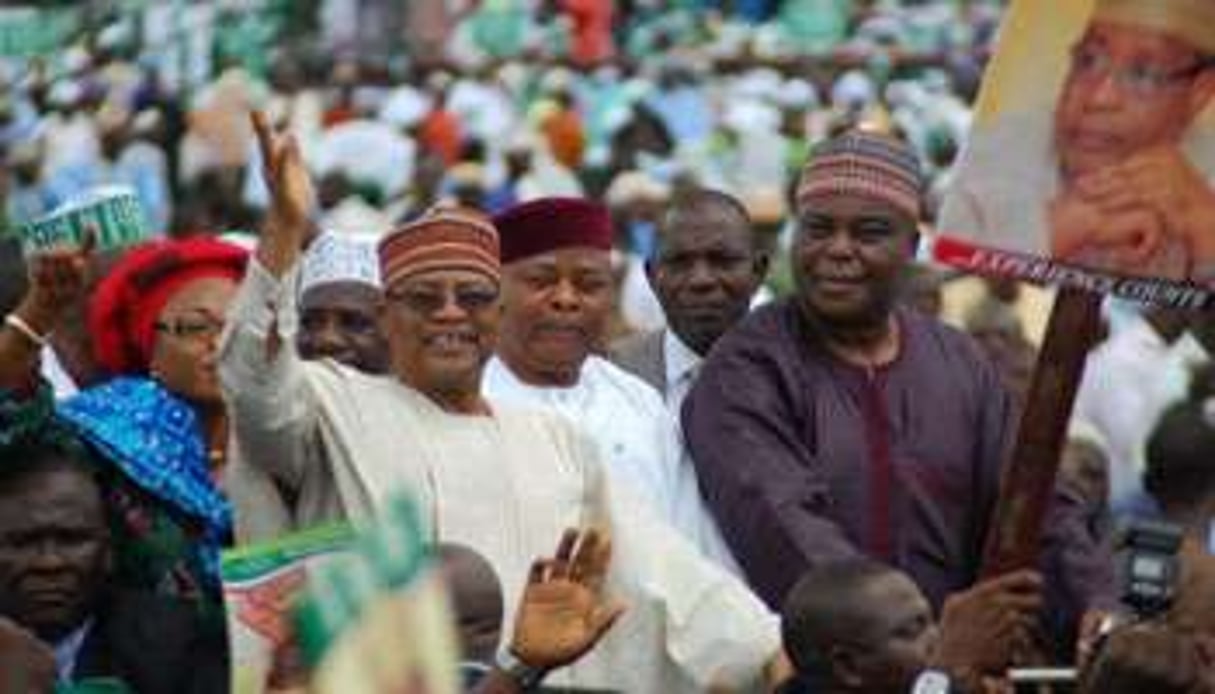 Ibrahim Babangida (à g.) et son directeur de campagne R. Dokpesi (à dr.), le 15 septembre 2010. © AFP