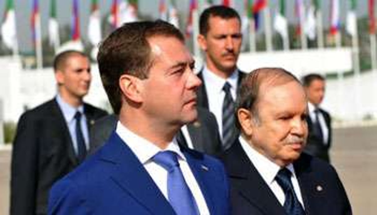 Le président russe Dmitri Medvedev accueilli par le président algérien Abdelaziz Bouteflika. © AFP
