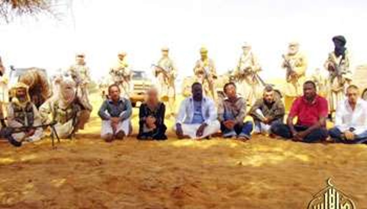 La vidéo des sept otages enlevés par Aqmi à Arlit, dans le nord du Niger, le 16 septembre. © Al-Andalus/Sipa
