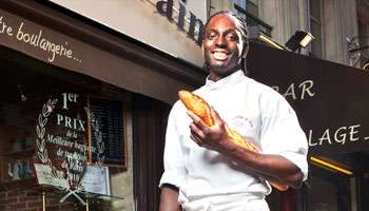 Djibril Bodian, devant sa boulangerie de la rue des Abbesses à Paris. © Bruno Lévy pour J.A.