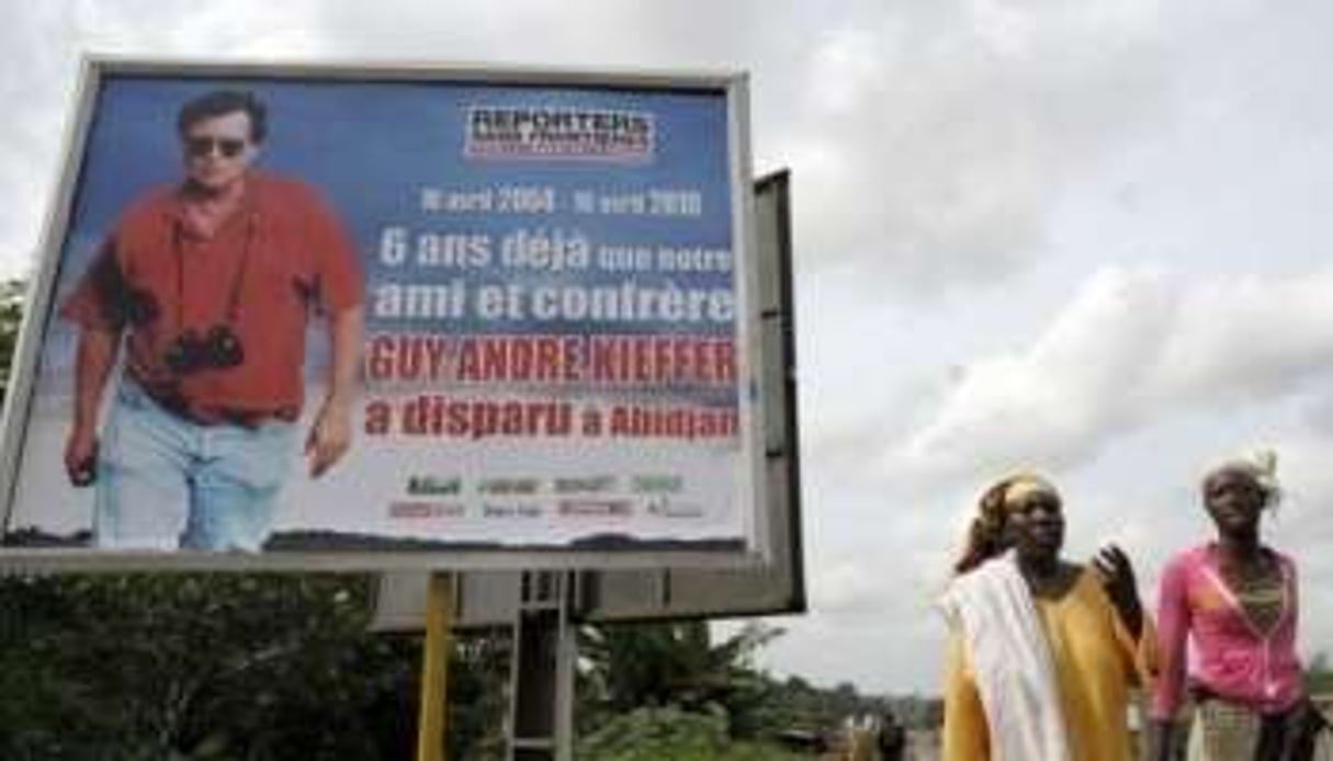 Panneau de la campagne d’affichage pour Guy-André Kieffer, le 15 avril 2010, à Abidjan. © AFP