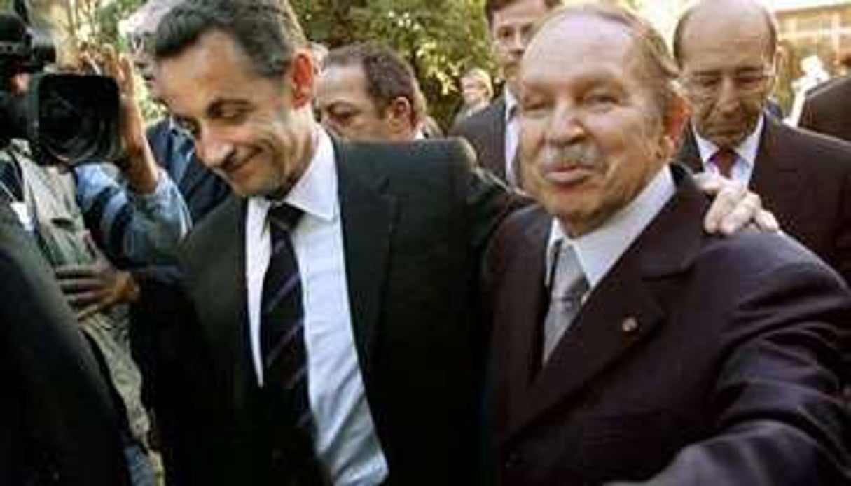Nicolas Sarkozy et Abdelaziz Bouteflika en 2007. © AFP