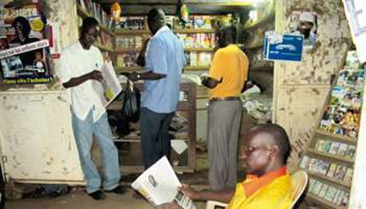 Près du kiosque à journaux, on parle beaucoup de politique à Korhogo. © Coulibaly pour J.A.