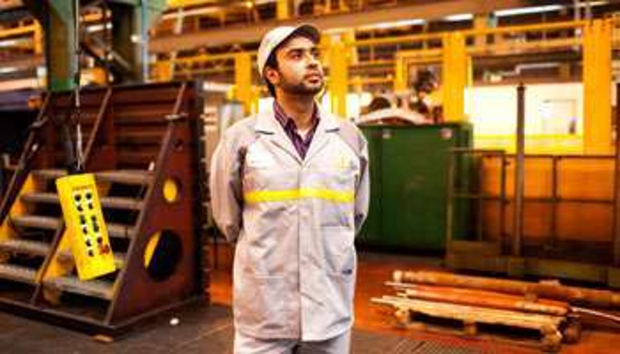 Oussama Ziouziou, futur chef d’équipe à Renault Tanger Med, en septembre à l’usine de Flins. © CAMILLE MILLERAND POUR J.A.