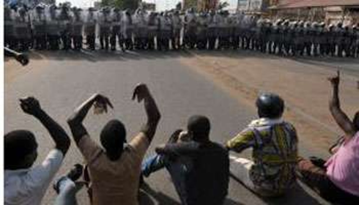 Manifestants togolais devant les forces de l’ordre, à Lomé, en mars 2010. © ISSOUF SANOGO/AFP