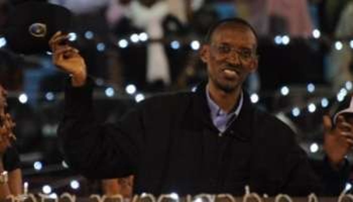 Le président rwandais Paul Kagamé, célébrant sa victoire à la présidentielle, le 10 août. © AFP