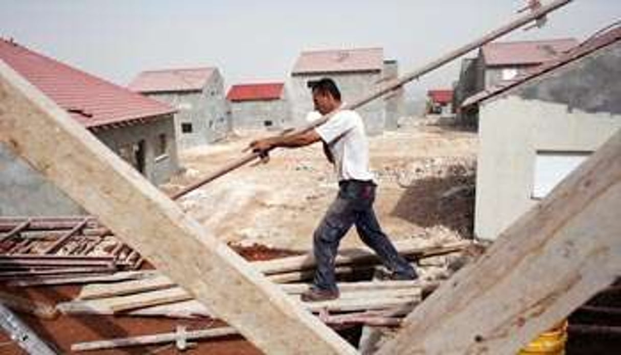 Un ouvrier palestinien sur le chantier de l’implantation juive de Yakir, en Cisjordanie. © Nir Elias/Reuters