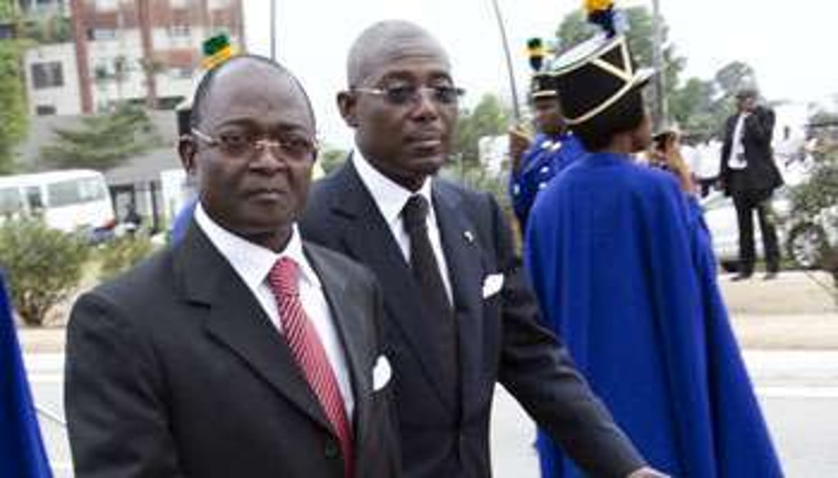 Le Premier ministre (1er plan) et son ministre de l’Intérieur, Jean-François Ndongou, le 17 août. © BAUDOUIN MOUANDA POUR J.A.