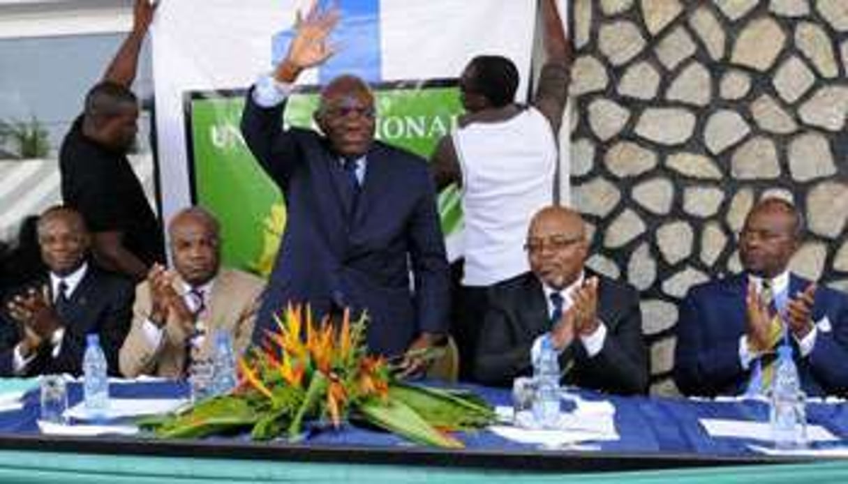 J. E. Ndong (beige), Z. Myboto (debout) et, à sa gauche, A. M. Obame, le 10 février à Libreville. © AFP