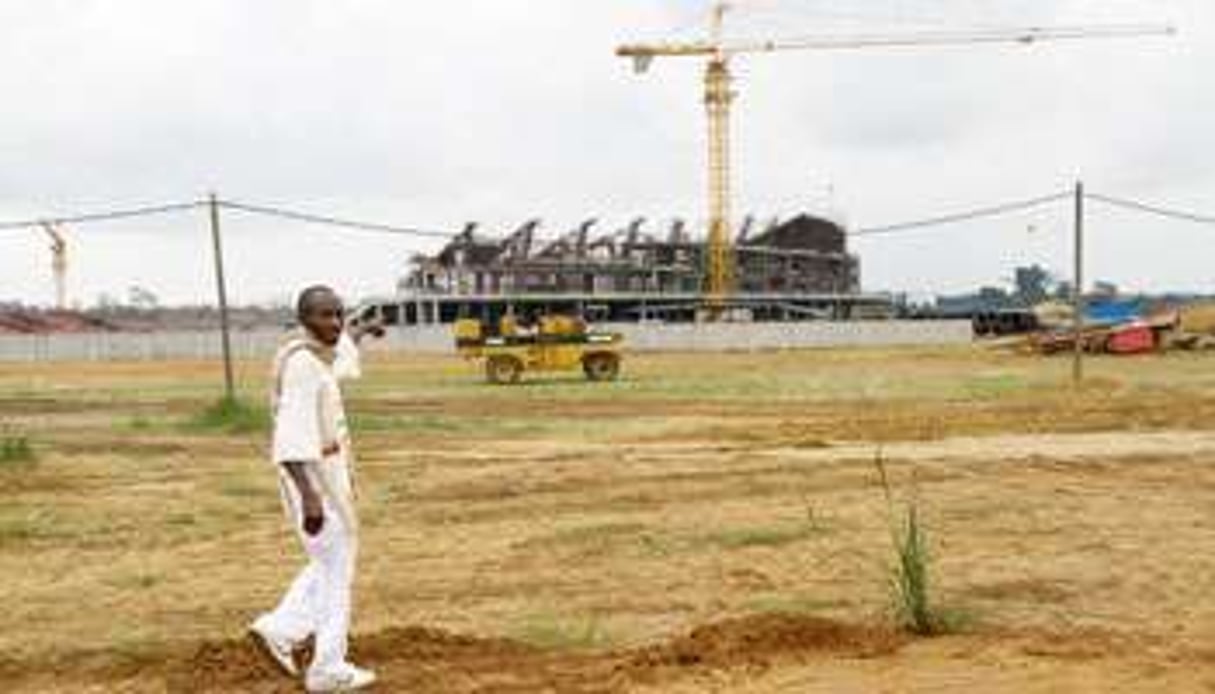Le stade d’Angondjé, construit par Shanghai Construction, près de Libreville. © BAUDOUIN MOUANDA POUR J.A.