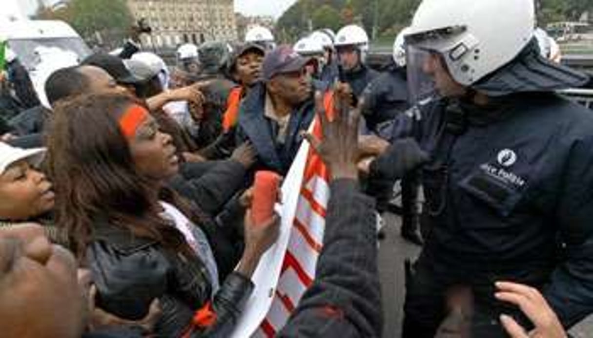 Des opposants congolais au président Kabila face à la police, le 23 octobre 2010 à Bruxelles. © AFP