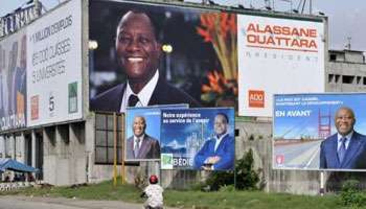 Affiches électorales d’Alassane Ouattara, Laurent Gbagbo et Henri Konan Bédié à Abidjan. © AFP