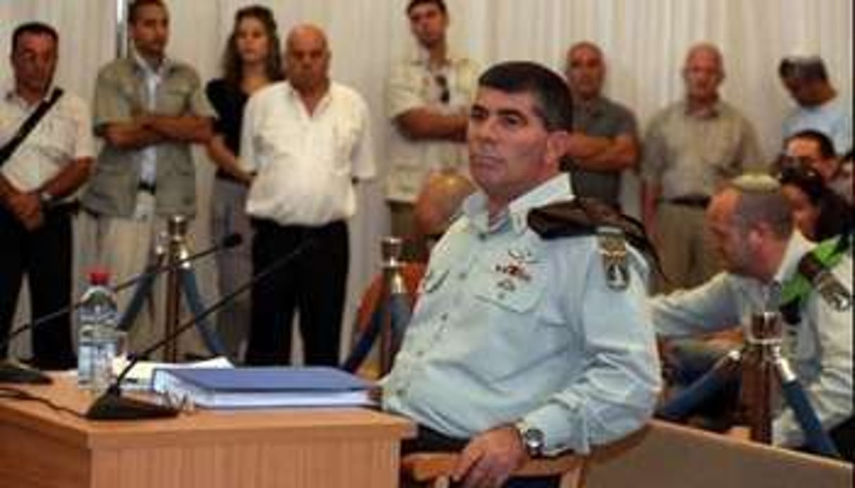 Le général Gaby Ashkenazi, devant la commission d’enquête israélienne, le 11 août. © AFP