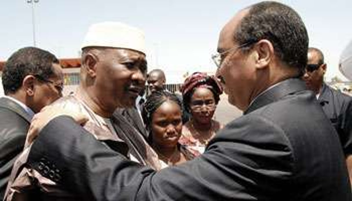 ATT et son homologue mauritanien, Mohamed Ould Abdelaziz, le 21 septembre, à Bamako. © HABIB KOUYATÉ/AFP