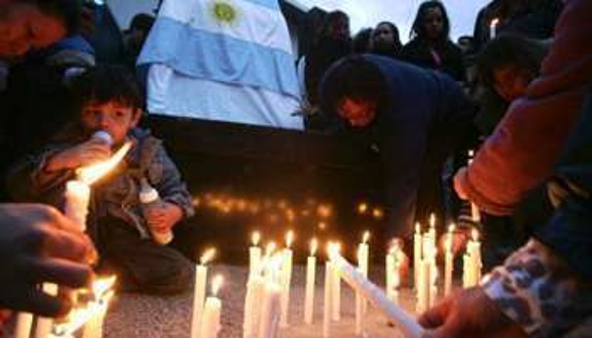 Des bougies sont allumées en mémoire de Nestor Kirchner le 27 octobre 2010 à El Calafate. © AFP