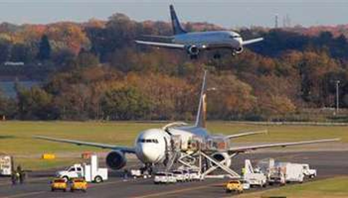Fouille d’un avion cargo, à l’aéroport de Philadelphie, vendredi 29 octobre. © Reuters