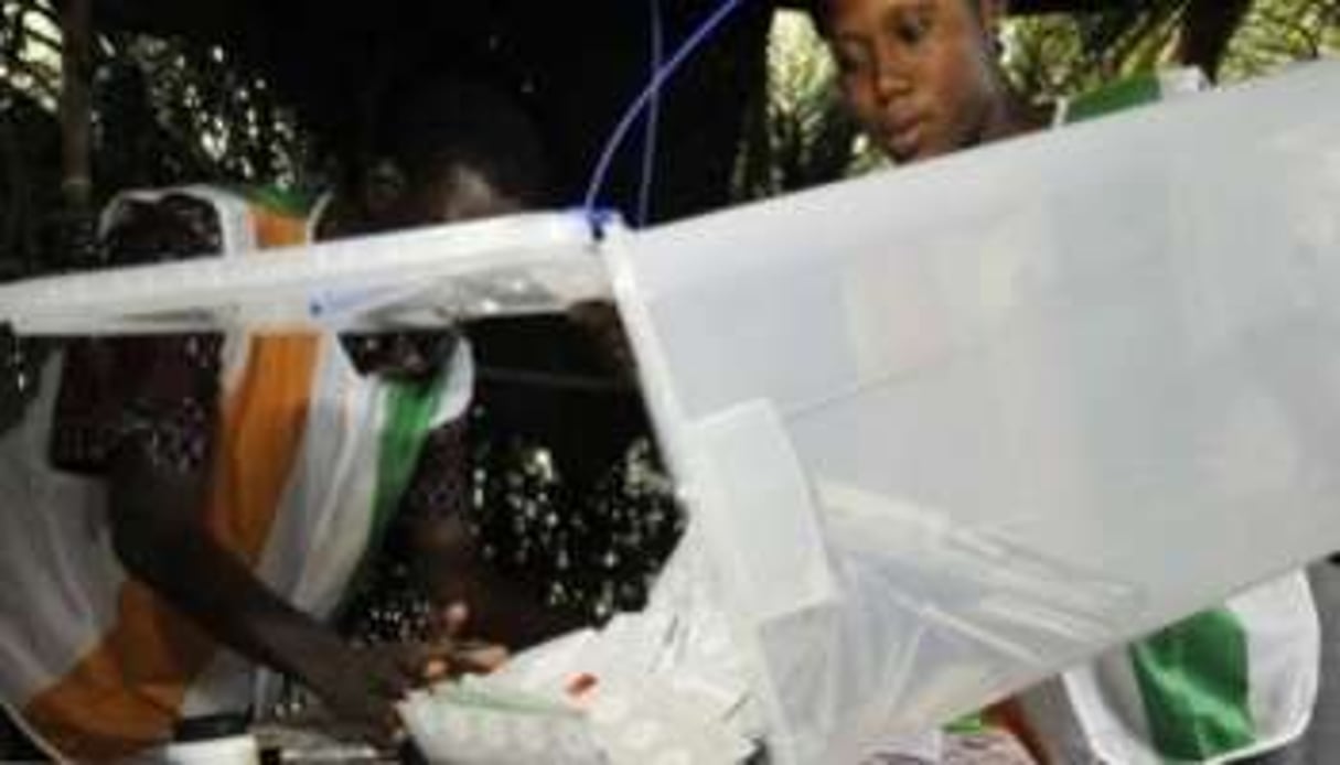 Début du comptage des bulletin de vote, le 31 octore 2010 à Bouaké. © AFP