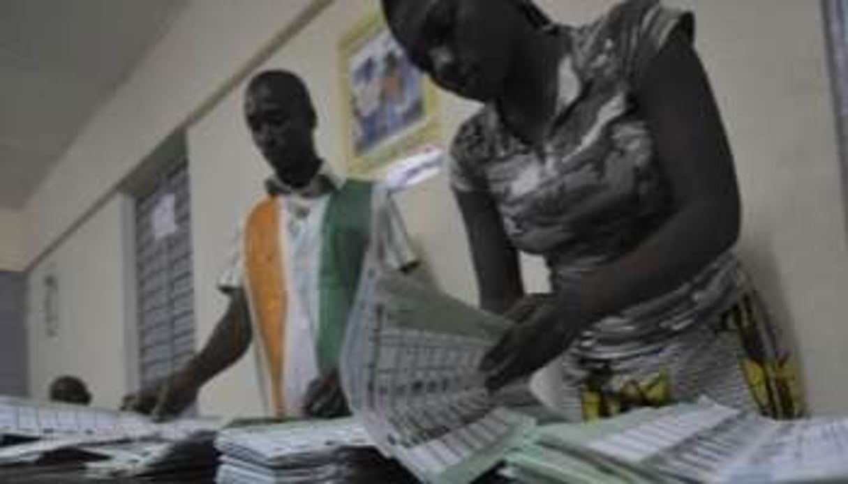 Début du comptage des bulletins de vote, le 31 octobre 2010 à Bouaké. © AFP