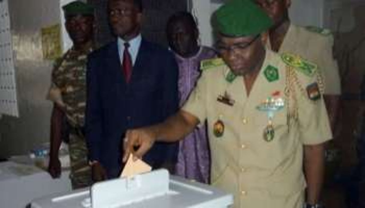 Le chef de la junte militaire, le général Salou Djibo, vote à Niamey le 31 octobre 2010. © AFP